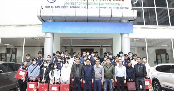 VSEC award Tet gifts to student of University of Technology